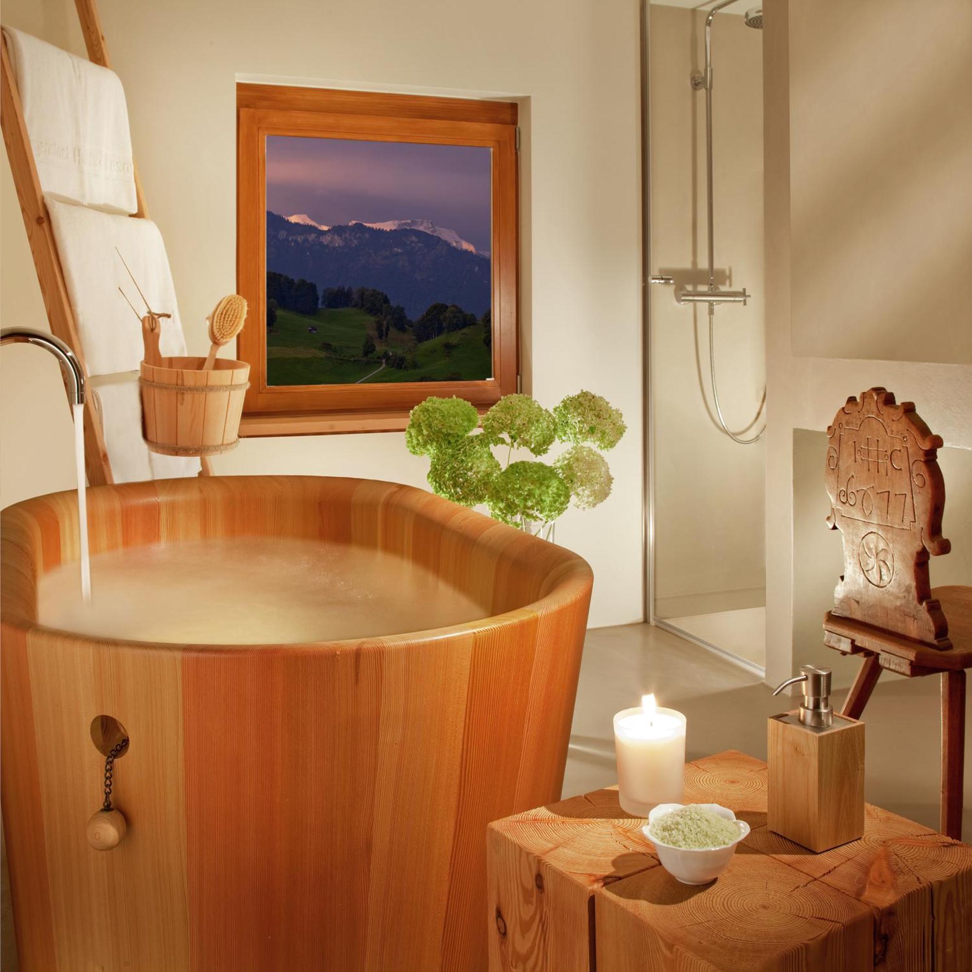 Buergenstock Hotel & Alpine Spa Camera foto A modern wooden bathtub